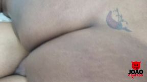 preta rabuda sentando no pelo e deixou gozar dentro