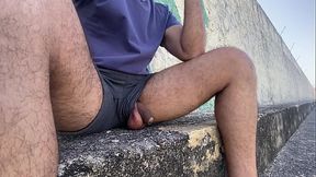 Batendo uma bronha na rua