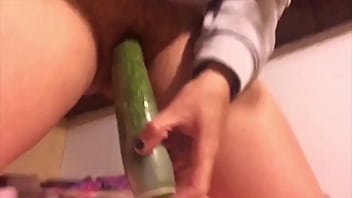 Me met&iacute_ un pepino grande en mi vulva