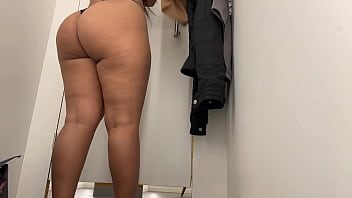 ME MASTURBANDO COM VONTADE NO PROVADOR DA LOJA FAMOSA, GOZEI GOSTOSO NA SIRIRICA, BUCETA MOLHADINHA.