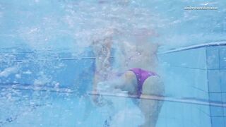 Hot Elena Shows what she can do under Water