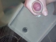 Orino sobre mi pecho en la ducha