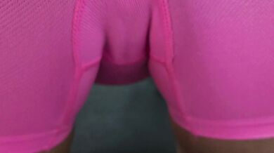 تمرین یوگا تو لباس صورتی با کون گنده