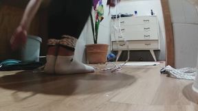 Crossdresser amordazado, cara tapada, atado y controlando vibrador desde el celular