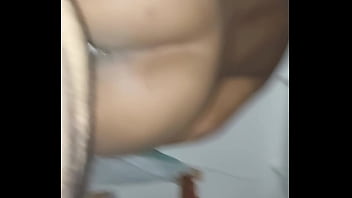 Mulher preta gostosa sentada de costa
