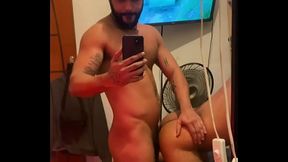 meu vizinho sempre me via passando, um dia ele teve coragem de perguntar se eu queria comer o cuzinho guloso dele