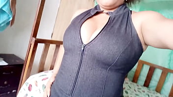 ELLA MODELA DISTINTOS TIPOS DE CABELLO!! PRIMERO SE PONE SU PELUCA DE CABELLO RIZADO Y LUEGO PRUEBA SU CABELLO NATURAL. LE ENCANTA MOSTRAR SUS TETAS ANTES DE VESTIRSE Y COQUETEA CON SU DILDO EN EL BA&Ntilde_O. PORNO REAL GRATIS DE MI MADRASTRA EXCITADA