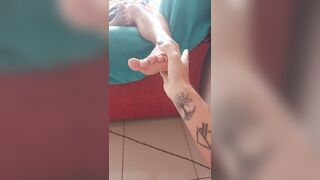 Fazendo carinho nos pés do meu pai