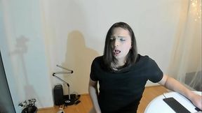 Quinn Way jerks off her female cock because she'_s so horny