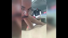 Chupando o vizinho gotoso.