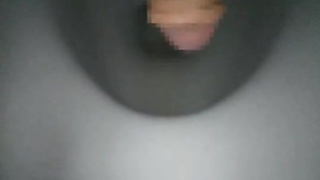 イケメン日本人の主観おしっこ！便器に黄金水大量発射！036