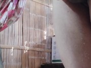 MIENTRAS VECINOS ESCUCHAN MUSICA, YO ME LA JALO