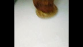 Me pongo cachonda y me pongo a jugar con mi consolador sola asta terminar mojada