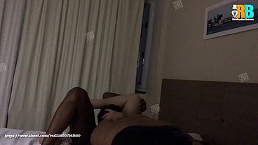 Realizador Baiano em Menage com hotwife, Esposa humilhando cuckold enquanto fode com bbc. Corno submisso chupa a buceta da esposa com o comedor metendo. submissive cuckold being humiliated by his wife