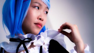 ゴージャスな中国人メイドコスプレイヤーが勉強を手伝うために主人の息子のチンポをしゃぶる