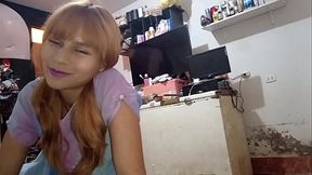 Nena tierna, inocente y tonta es enga&ntilde_ada para comerse una polla y cabalgar sobre ella, uff qu&eacute_ culote, cometela toda perra