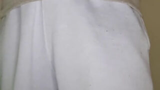 Màn thủ dâm nghiệp dư của một chàng trai trẻ đồng tính với màn thọc ngón tay vào hậu môn đầy mãnh liệt.