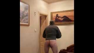 Amatori homosexuali maturi mângâie puli uriașe înainte de o fută intensă în cur