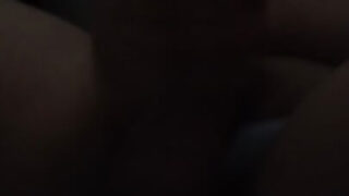 Kotitekoinen näkökulmavideo nuoresta eurooppalaisesta miehestä, joka masturboi ja siemensyöksyi tiukalla perseellään