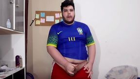 punheta depois do futebol - nada melhor que gozar depois do esporte e de ver meus amigos heteros correndo de short, suados e com o pau balancando - fernando devil solo