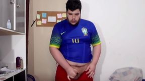 punheta depois do futebol - nada melhor que gozar depois do esporte e de ver meus amigos heteros correndo de short, suados e com o pau balancando - fernando devil solo