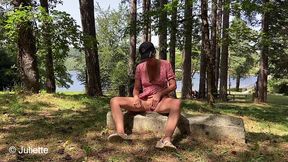 je me masturbe devant des voyeurs au lac des montagnes