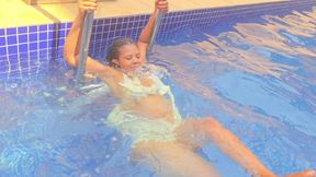 Rich Woman Masturbate in Her Swimming Pool
