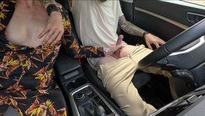 Een hete blanke meid geeft een aftrekken in de auto in een druk park, komt op haar hand.