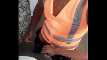 Colega de trabalho pegando no meu pau