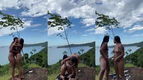 transamos forte no alto na trilha com vista a praia secreta