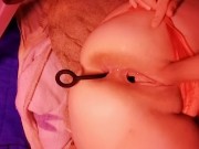 Penetrando mi vagina húmeda con un rico consolador