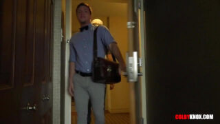 Unge tatoverede fyre Alex Killborn og Logan Taylor stryger pik, sutter uden kondom og får ansigtsbehandlinger