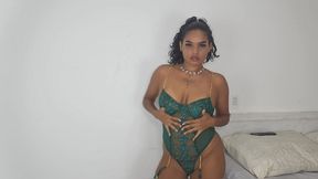 gostosa do rio de janeiro realizando o desejo de foder com brinquedo no final ela falou que fodeu gostoso
