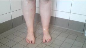 sie duscht allein in meiner wohnung 2