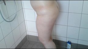 sie duscht allein in meiner wohnung 2