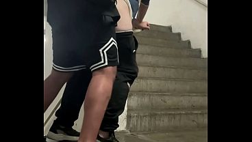 PUTINHA DO PREDIO QUERIA SER FODIDA NA ESCADA. TRATEI ELA COMO MERECE.