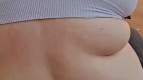 Espalda gorda bajo sus uñas