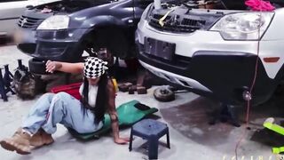 The mechanic Mariana Martix fixes Duncan Saints car and charges him with sex