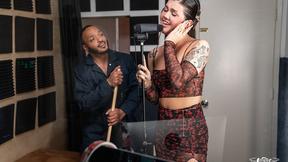 T-girl singer Daisy Taylor & her black fan fucks in the studio