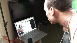 Interrazziale pompino, eiaculazione, coppia, senza preservativo, leccata, preservativo – il giovane tatuato Cody Kyler, grosso cazzo nero, si fa scopare anale