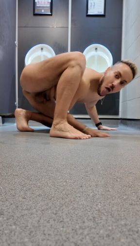 I lick urinal and restroom floor at the gym - Lecco pisciatoi e pavimento cessi in palestra da brava Troia