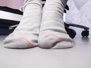 BBW Latina Female-slaver in Wig Plays with Feet & Toys on Livecam
