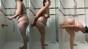 je me baise en levrette sous la douche avec mon god ventouse premiere partie...