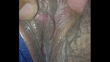 Manoseando la concha de mi suegra gorda y peluda