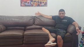 surfistinha no sofa com leo ogro revela que se arrepende de ter abandonado a filha e foi trabalhar em cabare por estar no tedio em casa.