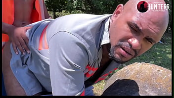 Trabalhadores se pegando no hor&aacute_rio de almo&ccedil_o no parque