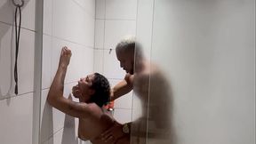Casal apaixonado faz sexo no chuveiro