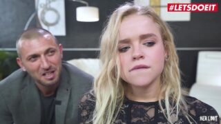 أليكسا فليكسي تتلقى ضربات عنيفة في مؤخرتها الضيقة من قضيب أبيض ضخم