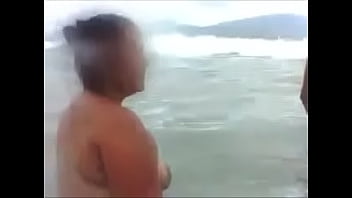 Mary esposa cadelona se exibindo peladinha na praia de dia  em Praia Grande SP, pra todos verem e marid&atilde_o Alexandre filma tudo