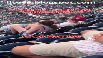 ung jente runking av fitte i stadion